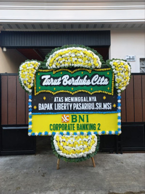 Papan Bunga Duka di Tanah Sereal