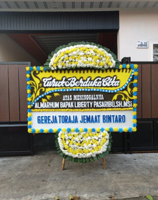 Papan Bunga Duka di Tanah Sereal