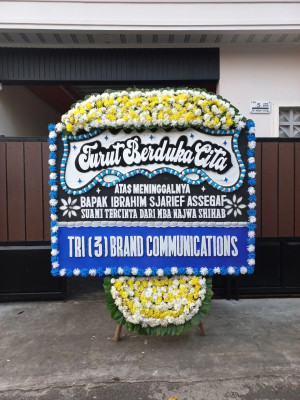 Papan Bunga Duka di Tanah Sereal